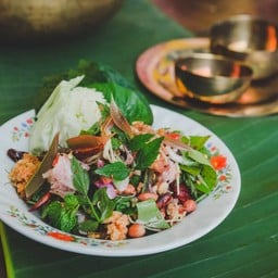 ยำแหนมข้าวทอด