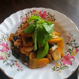 ผัดฟักทองใบแมงลัก เนื้อปู