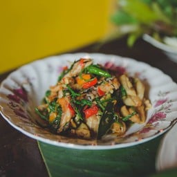 ชะอมผัดปลาทูกากหมูพริกสด