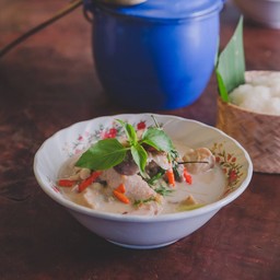 แกงลาวกะทิสดใส่หมูย่าง