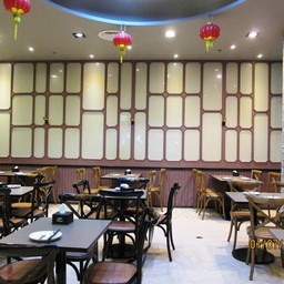 ร้านใหญ่ กว้างขวาง ที่นั่งเยอะ แอร์ไม่ค่อยเย็นแต่ก็พอได้