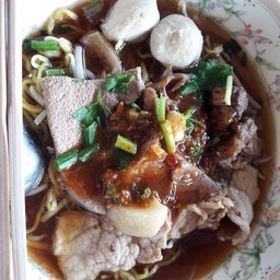 ก๋วยเตี๋ยวหมูน้ำแดงข้างเทคนิคเพชรบุรี
