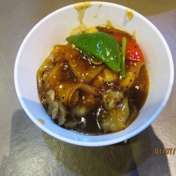 เด็กน้อยขอชิม ชมว่าอร่อยดี