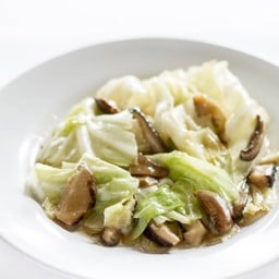 กะหล่ำปลีผัดน้ำปลาใส่เห็ดหอม