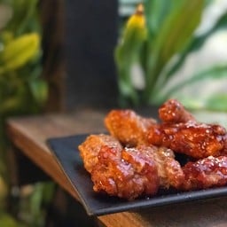 มีสองรส: รสเผ็ด และรสกระเทียม(ออกหวาน)