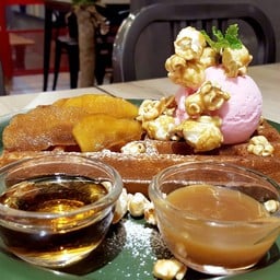 เสิร์ฟพร้อมคาราเมลและเมเปิ้ลไซรัป