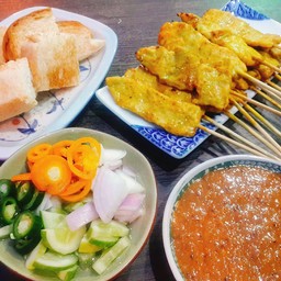 มาแล้วไม่สั่งเมนูนี้ถือว่าพลาดดดด
ด้วยสะเต๊ะหมูเป็นหนึ่ง มีแบบมีมันและไร้มัน