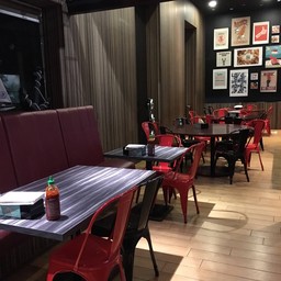 แต่ละโต๊ะมีซอสพริกให้ด้วย แต่ไม่เผ็ดนะ ซอสที่ผัดมากับอาหารเผ็ดกว่า