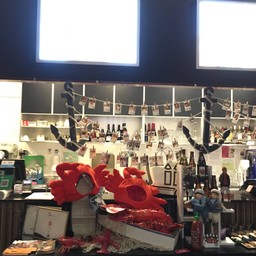 ตกแต่งร้านด้วยรูปปูมากมาย