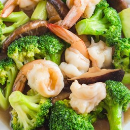 บลอคโครี่ผัดกุ้งเห็ดหอม