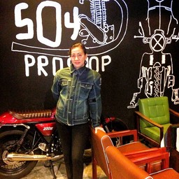 นางแบบกับเสื้อร้าน