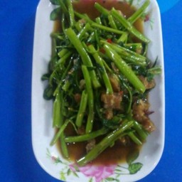 ผัดผักบุ้งหมูกรอบ