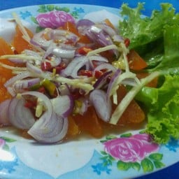 ยำไข่แดง