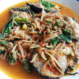 บ้านเราไม่ทานเผ็ดกัน เจ้าของร้านเลยใส่น้ำเพิ่ม เพื่อลดความเผ็ดมาให้ ปลาสดดี