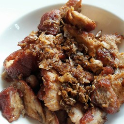 หมูสันในทอดเนื้อนุ่มเพราะว่ามีมันแทรกนิดๆ กระเทียมพริกไทยก็หอมดี 