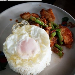 ข้าวราดผัดพริกแกงหมู