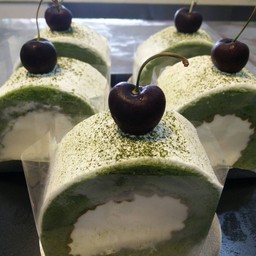 มีความหอมของชา เนื้อเค้กโรลละเอียด และครีมไม่หวานจนเลียนเกินไป อร่อย ต้องลอง