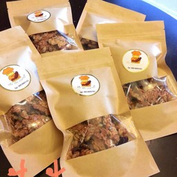 ขนมที่เคี้ยวเพลินมากและมีประโยชน์ เพราะมีธัญพืชหลายชนิด เช่น ข้าวโอ๊ต แครนเบอรี 