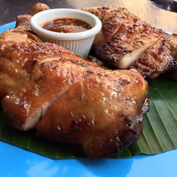 เมนูขึ้นชื่อของทางร้าน แม้ว่าจะเหมือนไก่ย่างที่แสนธรรมดา แต่รสชาตไม่ธรรมดาแน่นอน