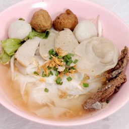 เส้นใหญ่น้ำใส