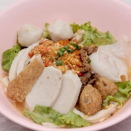 เส้นใหญ่ต้มยำลูกชิ้นรวม