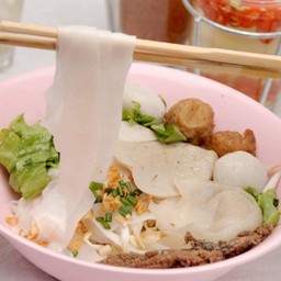 เส้นใหญ่แห้งลูกชิ้นรวม