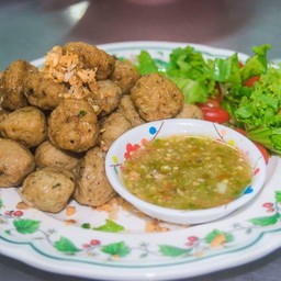 ลูกชิ้นกุ้งทอดพร้อมน้ำจิ้มรสเด็ด