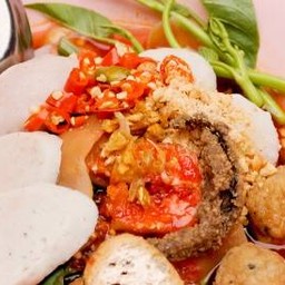 เส้นปลาเย็นตาโฟต้มยำ