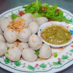 ลูกชิ้นปลาลวกพร้อมน้ำจิ้มรสแซบ