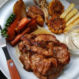 อร่อยเข้มเนื้อนุ่มและชิ้นใหญ่และgrill ข้าวโพด เห็ดเข็มทอง แครอท เฟรนพรายอิ่มอร่อ