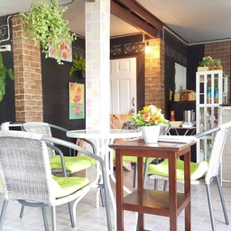 บ้านเราเป็นบ้านในสวนใกล้ถนนใหญ่ อบอุ่นร่มรื่นและลมพัดสบายค่ะ