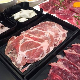 สันคอหมูสไลด์ หมูนุ่มชิ้นใหญ่ใครสั่งชีสเพิ่มทำเป็นหมูห่อชีสกินได้ฟินๆ