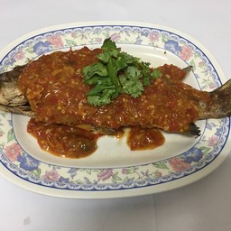 ปลากะพงทอดราดพริก