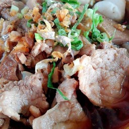 ก๋วยเตี๋ยวหมูสูตรดั้งเดิม น้ำซุปเข้มข้นด้วยเครื่องเทศและสมุนไพร ทีเด็ดที่หมูตุ๋น