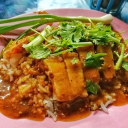 เอ้ก ข้าวหมูแดง-หมูกรอบ