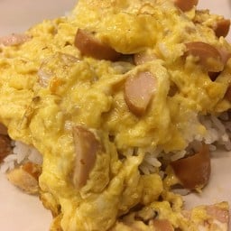 ข้าวไข่ข้นไส้กรอก