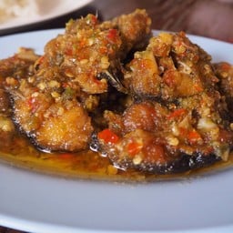 ปลาสด กรอบ ตัดกับ พริกสด แซ่บปนหวานนิดๆ