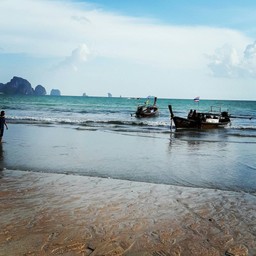 อ่าวนาง หาดงามใกล้เมืองกระบี่ นักท่องเที่ยวเยอะมาก บรรยากาศรอบหาด มีโรงแรม ร้านอ