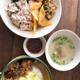 ก๋วยเตี๋ยวหมูต้มยำตำลึงนายเอก ปั๊ม เหม่งจ๋าย