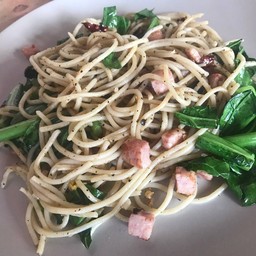 สปาเก็ตตี้ คะน้าเบคอน