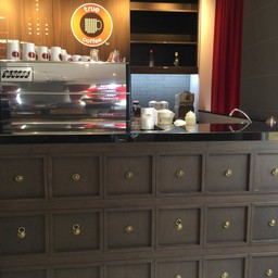 ร้านแต่งสวย ไม้ๆ แบบโบราณคล้ายร้านยาสมัยก่อนเลย ไม้กับทองเหลือง