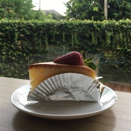 เค้กเนื้อนุ่ม ตัดหวานด้วยสตอเบอร์รี่ชิ้นโต ราคา 85 บาท