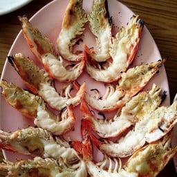 กุ้งเผาขนาด 10-12 ตัวโล โลละ 700 บาท