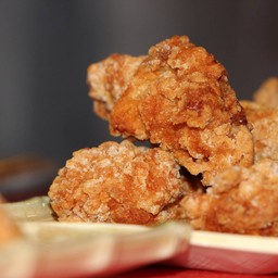 ไก่ทอดคาราอาเกะ  ตัดพอดีคำ ทอดในน้ำมันเดือดๆ กรอบกำลังดี ร้อนจนควันออกปาก ถึงใจ