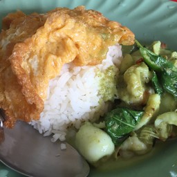 ผัดพริกแกงหมูกรอบราดข้าว