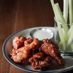 ปีกไก่ทอดกับซอสพริกสไตล์อเมริกัน