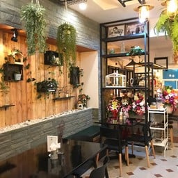Daya's Cafe ถนน ยมราช