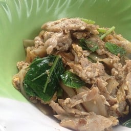 ราดหน้าคอหมูหมัก เจ้าเก่าแฮปปี้แลนด์