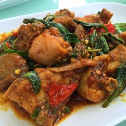 ไก่บ้านผัดเผ็ดใบยี่หร่า