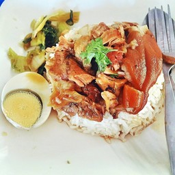 ก๋วยเตี๋ยวหมูยาจีน ริมทางรถไฟ